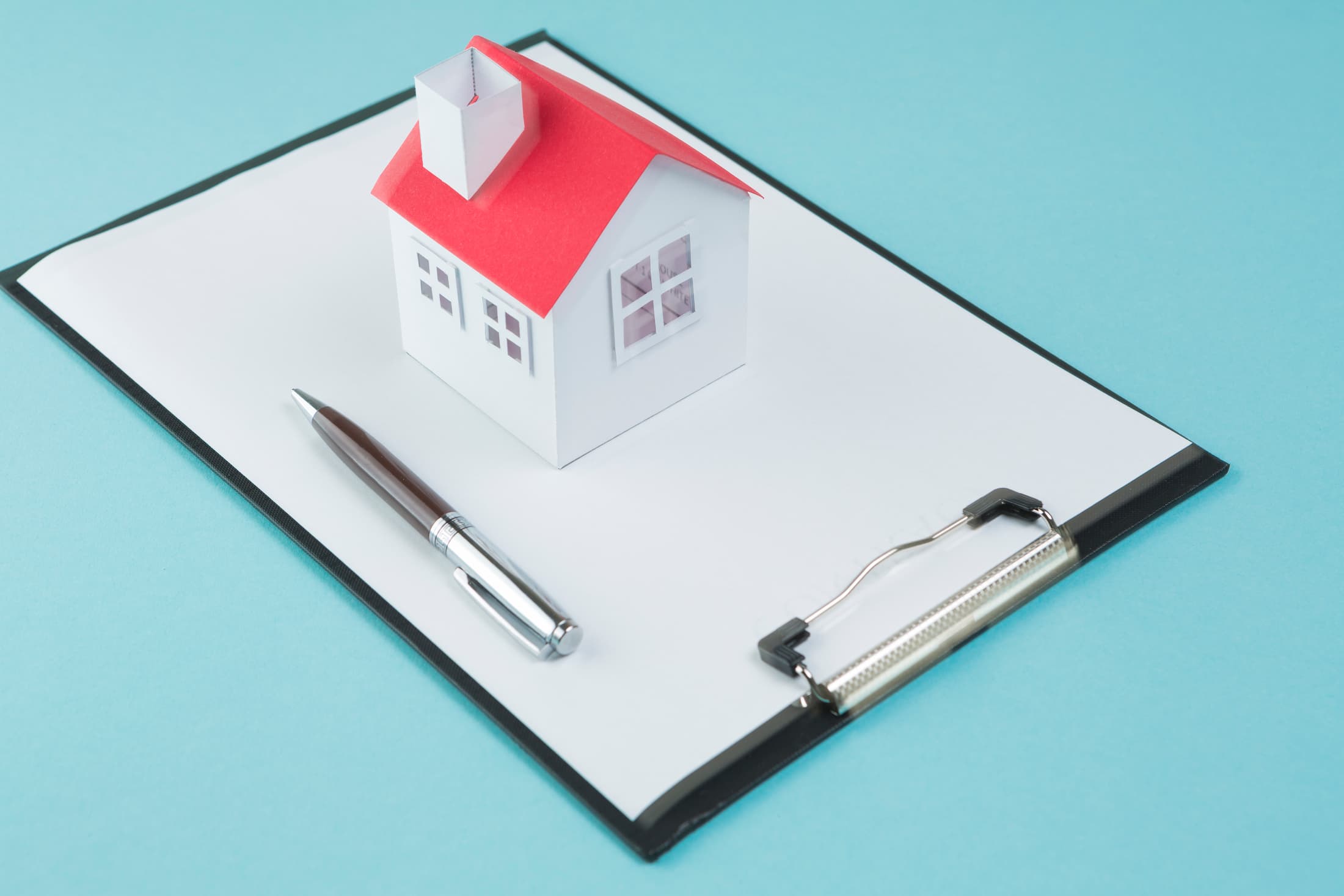Casa y bolígrafo sobre contrato - Alquiler con opción a compra